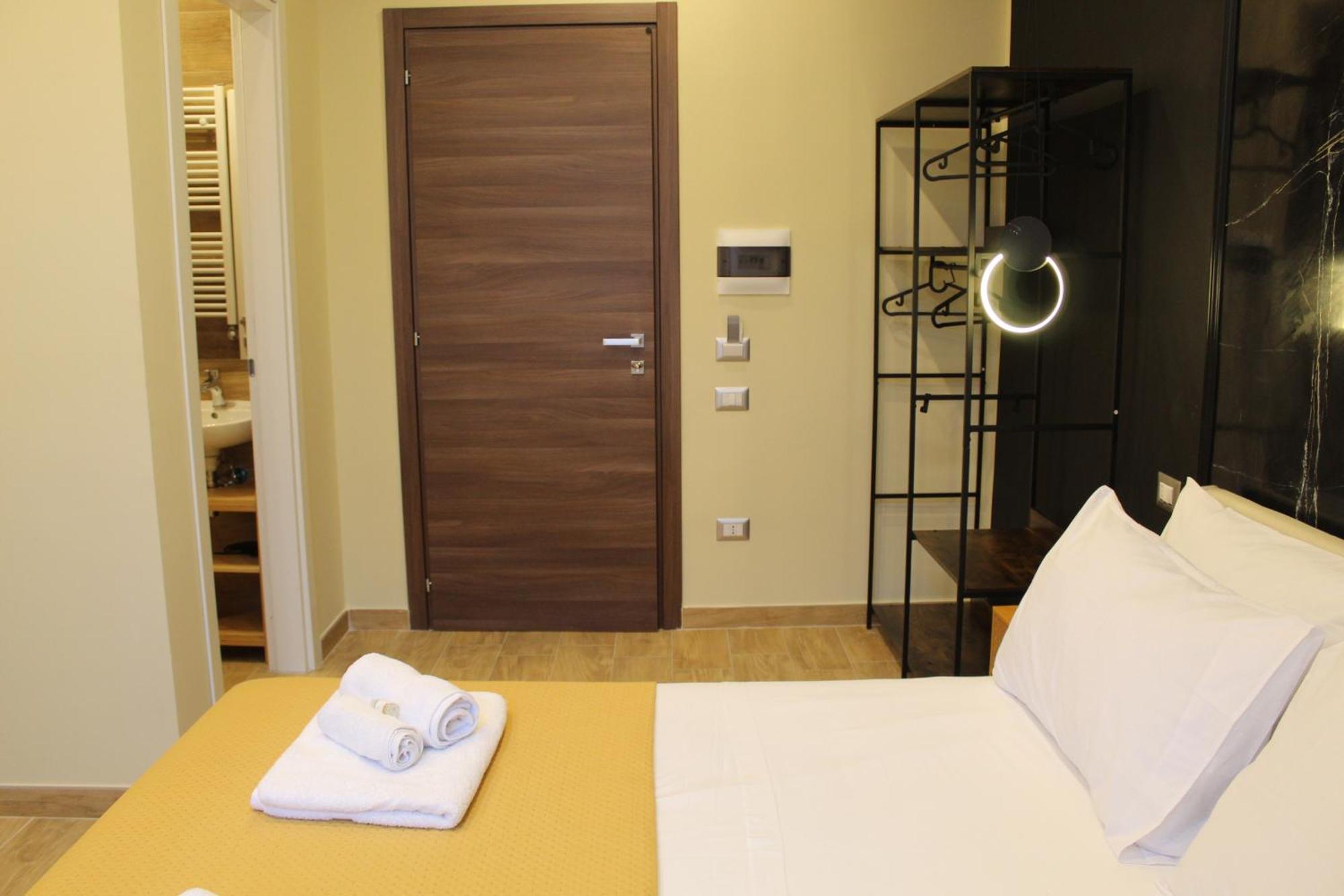 Blackwoody Contemporary Rooms - Napoli Centro Storico Via Toledo Экстерьер фото