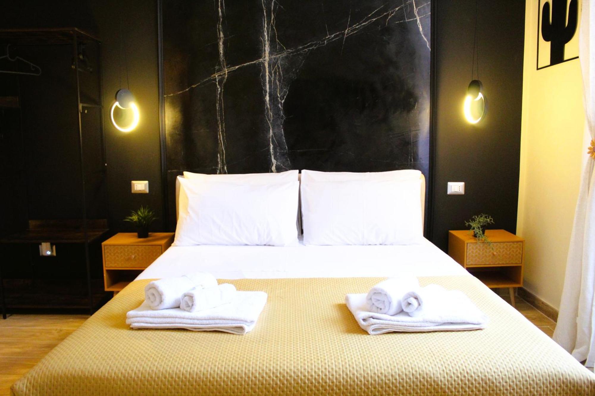 Blackwoody Contemporary Rooms - Napoli Centro Storico Via Toledo Экстерьер фото