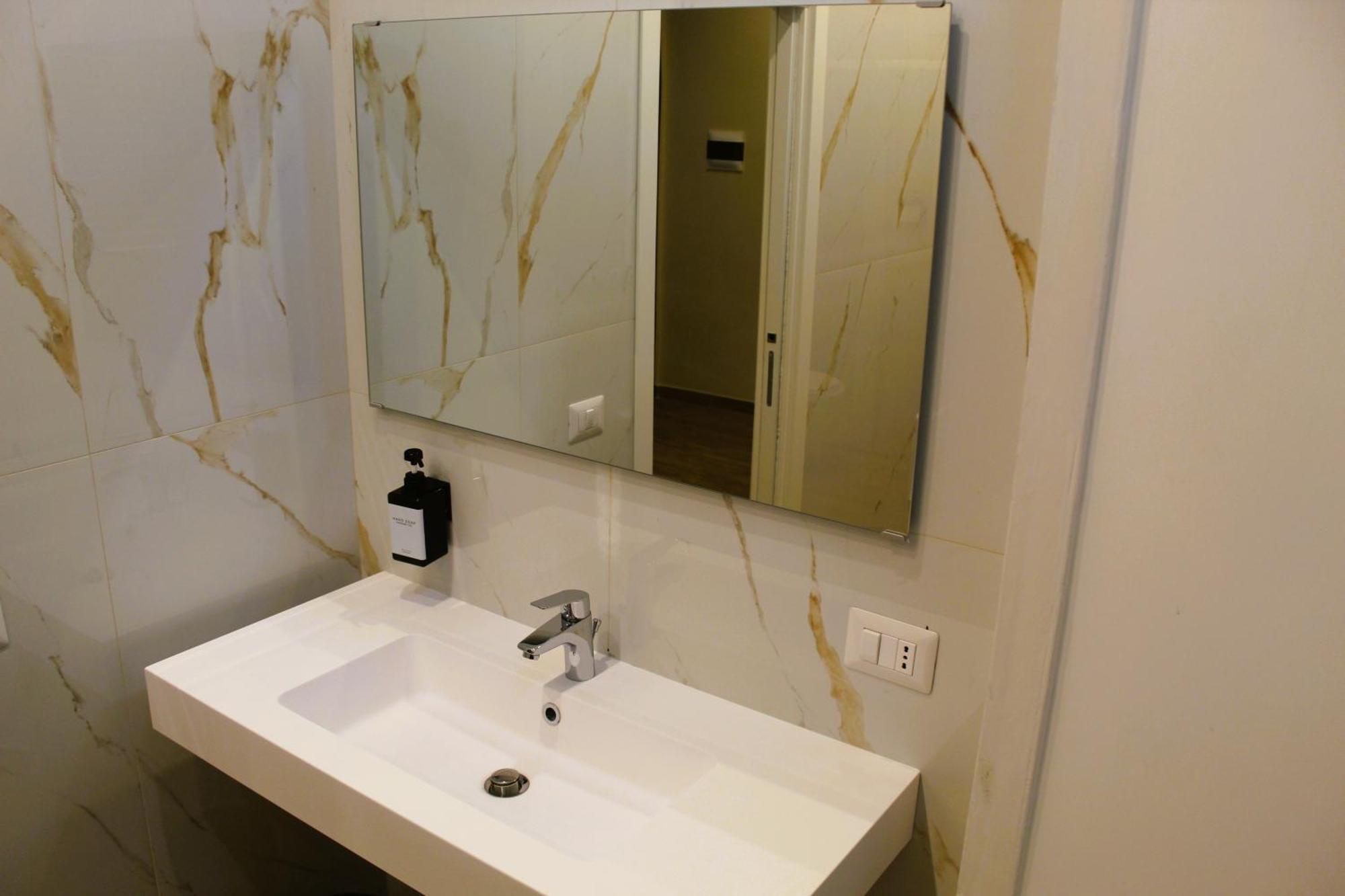 Blackwoody Contemporary Rooms - Napoli Centro Storico Via Toledo Экстерьер фото